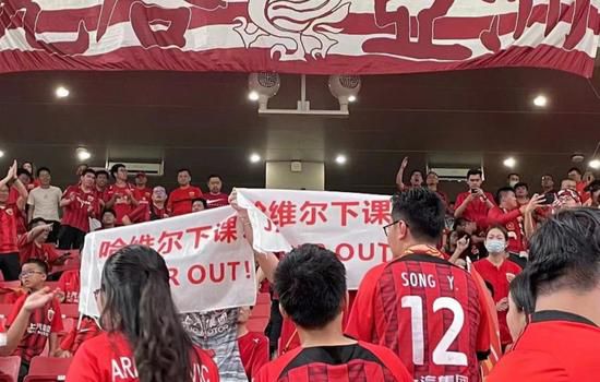 第26分钟，阿森纳任意球传入禁区被顶出，赖斯跟进打门被挡出底线。